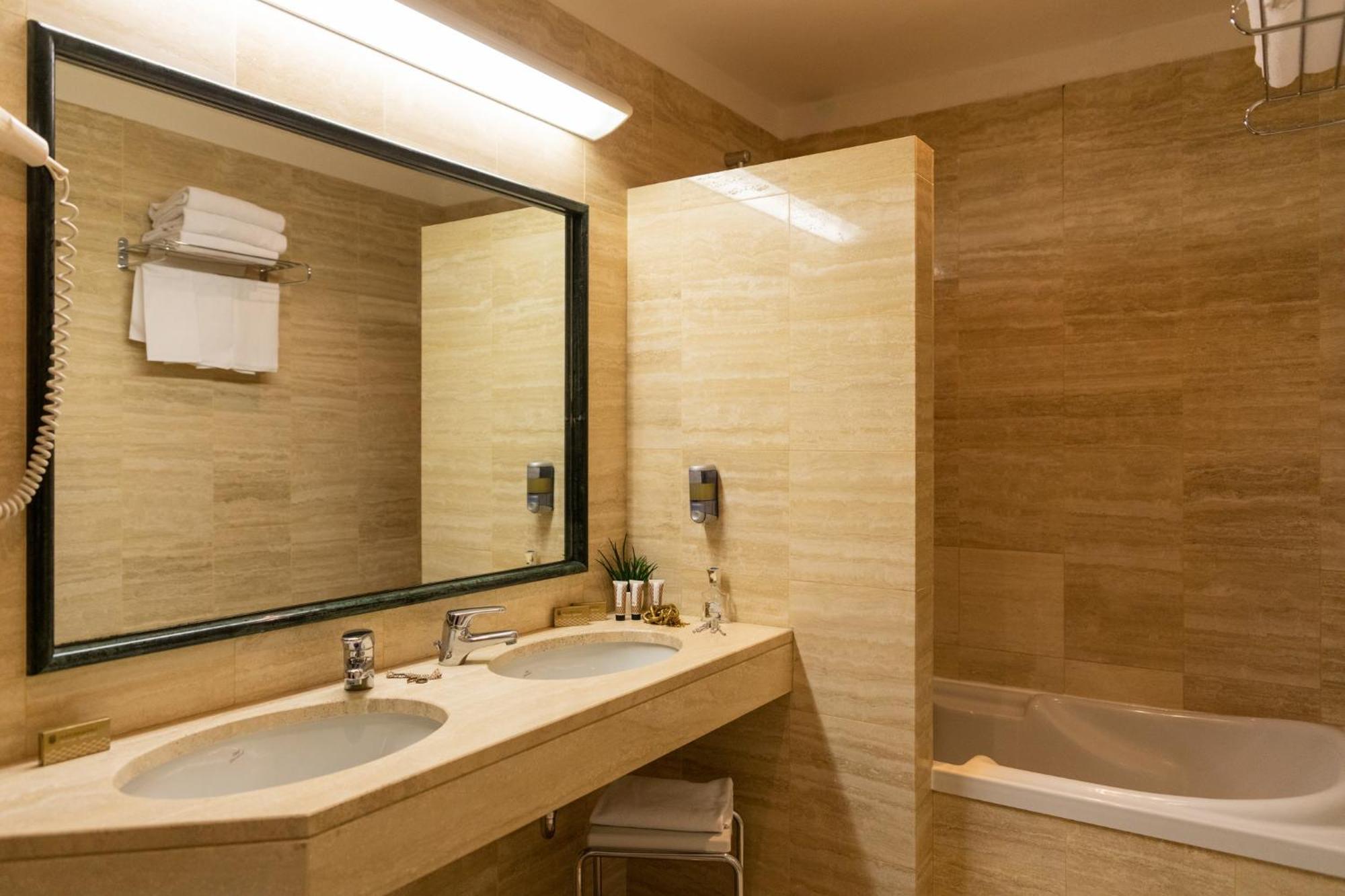 Family Room,1209199198:JPEG